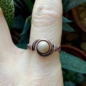 SaraZ // Inner Ember gyűrű mookait jáspissal - ékszer - gyűrű - gyöngyös gyűrű - Meska.hu