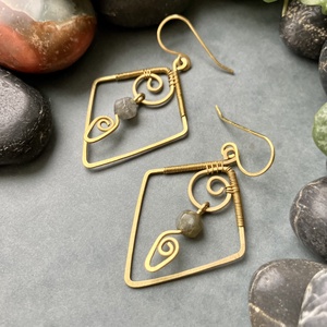 SaraZ // Forest Geometry fülbevaló labradorittal - ékszer - fülbevaló - lógó fülbevaló - Meska.hu