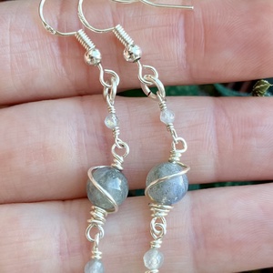 SaraZ // Planet Bloom fülbevaló labradorittal - ékszer - fülbevaló - lógó fülbevaló - Meska.hu