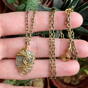 SaraZ // Nomad Relics nyaklánc grosszulár gránáttal - ékszer - nyaklánc - medálos nyaklánc - Meska.hu