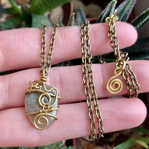 SaraZ // Nomad Relics nyaklánc grosszulár gránáttal - ékszer - nyaklánc - medálos nyaklánc - Meska.hu