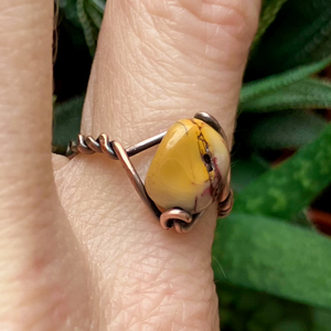 SaraZ // Amber Dune gyűrű mookait jáspissal - ékszer - gyűrű - gyöngyös gyűrű - Meska.hu