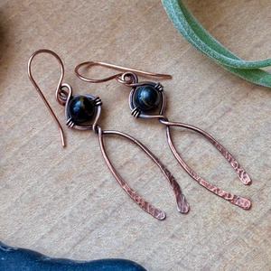 SaraZ // Forest Finch fülbevaló sólyomszemmel - ékszer - fülbevaló - lógó fülbevaló - Meska.hu