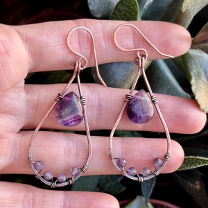 SaraZ // Desert Bloom fülbevaló fluorittal és ametiszttel - ékszer - fülbevaló - lógó fülbevaló - Meska.hu