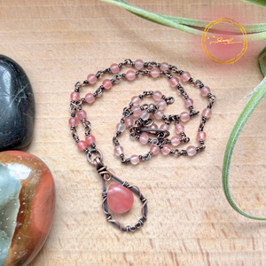 SaraZ // Desert Bloom nyaklánc cseresznye kvarccal, Ékszer, Nyaklánc, Medálos nyaklánc, Ékszerkészítés, A sivatag csendjében születő virágok inspirációja: finoman mozgó, kézzel formált ékszerek rézből és..., MESKA