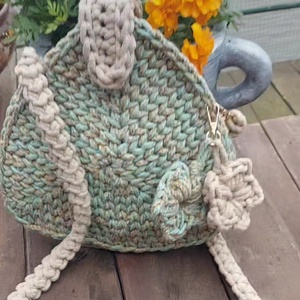 Egyedi, kézműves, horgolt válltáska táska - táska & tok - kézitáska & válltáska - vállon átvethető táska - Meska.hu