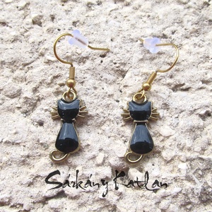 Fekete cica fülbevaló - ékszer - fülbevaló - lógó fülbevaló - Meska.hu