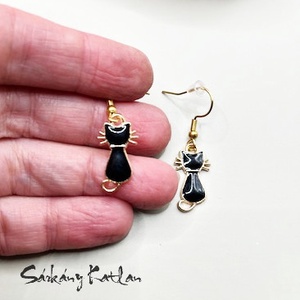 Fekete cica fülbevaló - ékszer - fülbevaló - lógó fülbevaló - Meska.hu