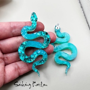 Türkiz kígyó bedugós fülbevaló - ékszer - fülbevaló - lógó fülbevaló - Meska.hu