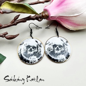 Gótikus, koponyás lógós fülbevaló - ékszer - fülbevaló - lógós kerek fülbevaló - Meska.hu