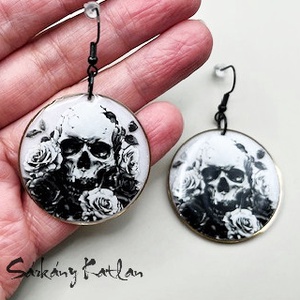Gótikus, koponyás lógós fülbevaló - ékszer - fülbevaló - lógós kerek fülbevaló - Meska.hu