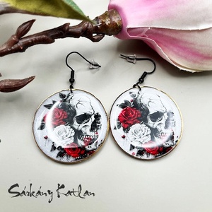 Gótikus, koponyás lógós fülbevaló - ékszer - fülbevaló - lógós kerek fülbevaló - Meska.hu