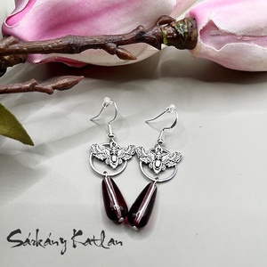 Halálfejes lepke és gyöngy, lógós fülbevaló - ékszer - fülbevaló - lógó fülbevaló - Meska.hu