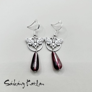 Halálfejes lepke és gyöngy, lógós fülbevaló - ékszer - fülbevaló - lógó fülbevaló - Meska.hu