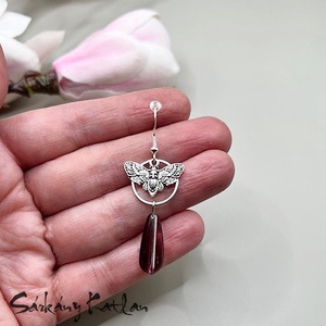 Halálfejes lepke és gyöngy, lógós fülbevaló - ékszer - fülbevaló - lógó fülbevaló - Meska.hu