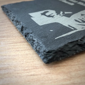 Gravírozott pala poháralátét - A keresztapa - otthon & életmód - konyhafelszerelés, tálalás - tálalás - tányér- és poháralátét - Meska.hu