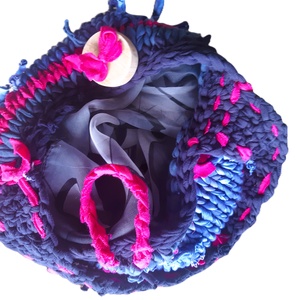 Színes bohó válltáska, saját készítésű fa gombbal - táska & tok - kézitáska & válltáska - válltáska - Meska.hu