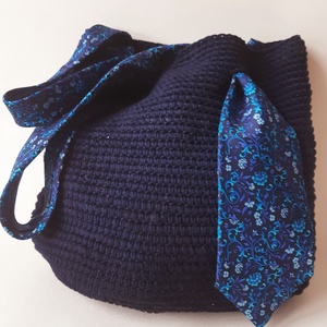 Elegáns  királykék horgolt táska selyemnyakkendő füllel - táska & tok - kézitáska & válltáska - kézitáska - Meska.hu