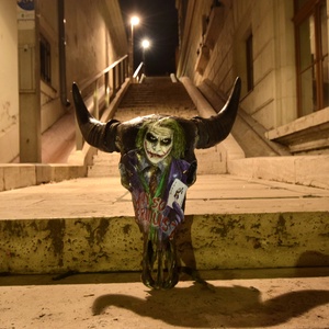 SavageSkullz valódi bika koponya / trófea fali dísz Joker festéssel - otthon & életmód - dekoráció - fali és függő dekoráció - falra akasztható dekor - Meska.hu