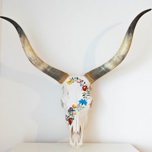 Szürkemarha koponya/trófea kézzel festett magyar kalocsai folklór motívumokkal - otthon & életmód - dekoráció - dísztárgy - Meska.hu
