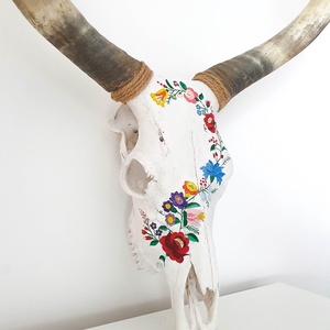 Szürkemarha koponya/trófea kézzel festett magyar kalocsai folklór motívumokkal - otthon & életmód - dekoráció - dísztárgy - Meska.hu