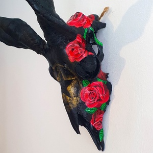 SavageSkullz magyar racka birka koponyára kézzel festett rózsával és arany pentagrammal - Meska.hu