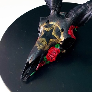 SavageSkullz magyar racka birka koponyára kézzel festett rózsával és arany pentagrammal - otthon & életmód - dekoráció - fali és függő dekoráció - falra akasztható dekor - Meska.hu