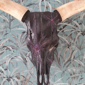 Szürkemarha koponya/trófea Kézzel Dekorált Fekete Kőhatás- 3 db ametiszt kristállyal és lila műgyantával díszítve - művészet - más művészeti ág - Meska.hu