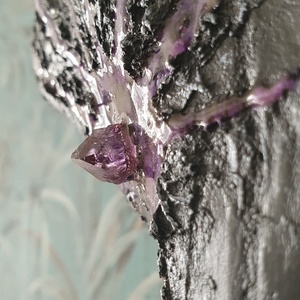 Szürkemarha koponya/trófea Kézzel Dekorált Fekete Kőhatás- 3 db ametiszt kristállyal és lila műgyantával díszítve - művészet - más művészeti ág - Meska.hu