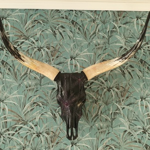 Szürkemarha koponya/trófea Kézzel Dekorált Fekete Kőhatás- 3 db ametiszt kristállyal és lila műgyantával díszítve - művészet - más művészeti ág - Meska.hu