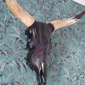 Szürkemarha koponya/trófea Kézzel Dekorált Fekete Kőhatás- 3 db ametiszt kristállyal és lila műgyantával díszítve, Művészet, Más művészeti ág, Festett tárgyak, Gravírozás, pirográfia, MESKA