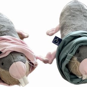 Nyaktámasz Párna Flint - Poppy Earth, a Világutazó Földikutya plüssállatka barátja - ruha & divat - sál, sapka, kendő - fejpánt - Meska.hu