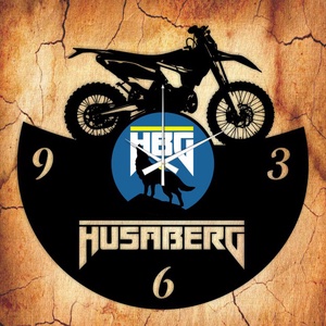 HUSABERG TE250 bakelit óra, egyedi felirattal, Otthon & Lakás, Falióra & óra, Dekoráció, Fali és függő dekoráció, Mindenmás, Újrahasznosított alapanyagból készült termékek, Meska