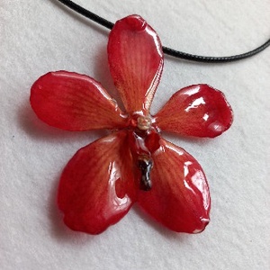 Piros Orchidea virág nyaklánc, Ékszer, Nyaklánc, Medálos nyaklánc, Ékszerkészítés, MESKA