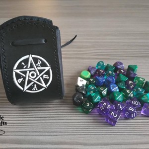 M.A.G.U.S. szimbólumos kockatartó szütyő - FEKETE - játék & sport - táblajáték és kártyajáték - társasjátékok - dobókocka - Meska.hu