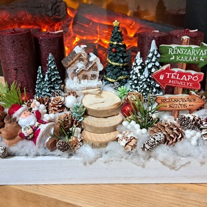 Adventi télapós asztaldísz, Karácsony, Adventi díszek, Adventi asztaldísz, Virágkötés, Egy 18x30 alapra készült adventi asztaldíszt mindennel ami karácsony. Klasszikus piros-zöld színben., MESKA