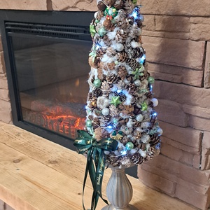 Karácsonyfa, Karácsony, Karácsonyi lakásdekoráció, Karácsonyi lakásdíszek, Virágkötés, MESKA