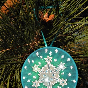 Kristályokkal díszített hópihe selyem mandala karácsonyfadísz - karácsony - karácsonyi lakásdekoráció - karácsonyfadíszek - Meska.hu