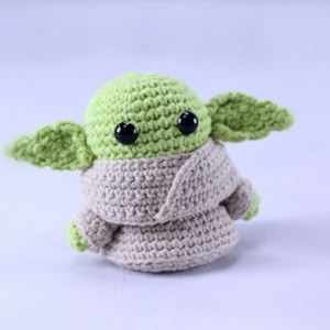 Baby Yoda - Grogu horgolt figura, Játék & Sport, Plüssállat & Játékfigura, Más figura, Horgolás, Varrás, A nagysikerű Mandalorian sorozat "sztárja", Baby Yoda.
A  figura amigurumi technikával készült, 80 ..., MESKA
