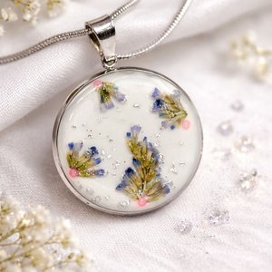 Esküvői virágokból emlékőr medál - Meska.hu