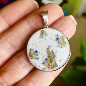 Esküvői virágokból emlékőr medál - ékszer - nyaklánc - medálos nyaklánc - Meska.hu