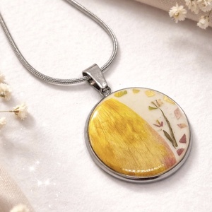 Esküvői virágokból emlékőr medál - Meska.hu