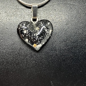 Hamvakkal készült kegyeleti medál, kegyeleti ékszer - ékszer - nyaklánc - medálos nyaklánc - Meska.hu