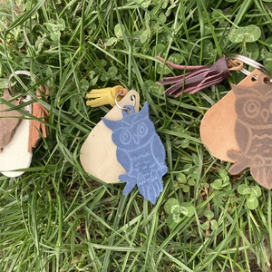 Ballagási emlék, Táska & Tok, Kulcstartó & Táskadísz, Táskadísz, Bőrművesség, Ballagási ajándékötletnek készült bőr kulcstartó. Bagoly, egy (üzenetnek való) üres csepp alak és e..., MESKA