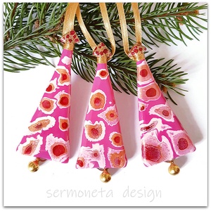 Stilizált   fenyőfa,  csillogó, színes üveg  karácsonyfadísz, pink fenyődísz szett, arany színű pici haranggal - Meska.hu