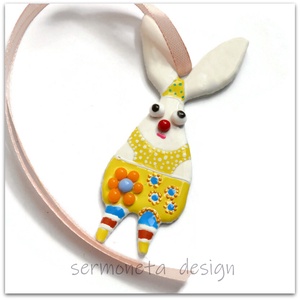 Bohókás nagyfülű nyúl olvasztott üvegből, húsvéti dísz, szalaggal felakasztható dísz - ünnepi díszek, dekorációk - húsvéti díszek és dekorációk - húsvéti tojásfadíszek - Meska.hu