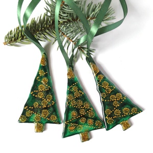 Zöld fenyőfák, arannyal díszített üveg  karácsonyfadíszek - karácsony - karácsonyi lakásdekoráció - karácsonyfadíszek - Meska.hu