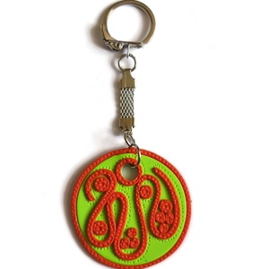 Kulcstartó, türkiz és narancssárga ékszergyurmából - Meska.hu