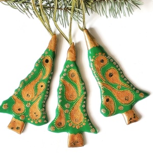 Keleties fenyőfák, arannyal díszített üveg  karácsonyfadíszek - Meska.hu