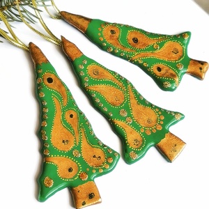 Keleties fenyőfák, arannyal díszített üveg  karácsonyfadíszek - karácsony - karácsonyi lakásdekoráció - karácsonyfadíszek - Meska.hu